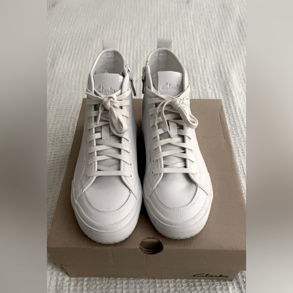 Off white CLARKS sneakers 🤍
